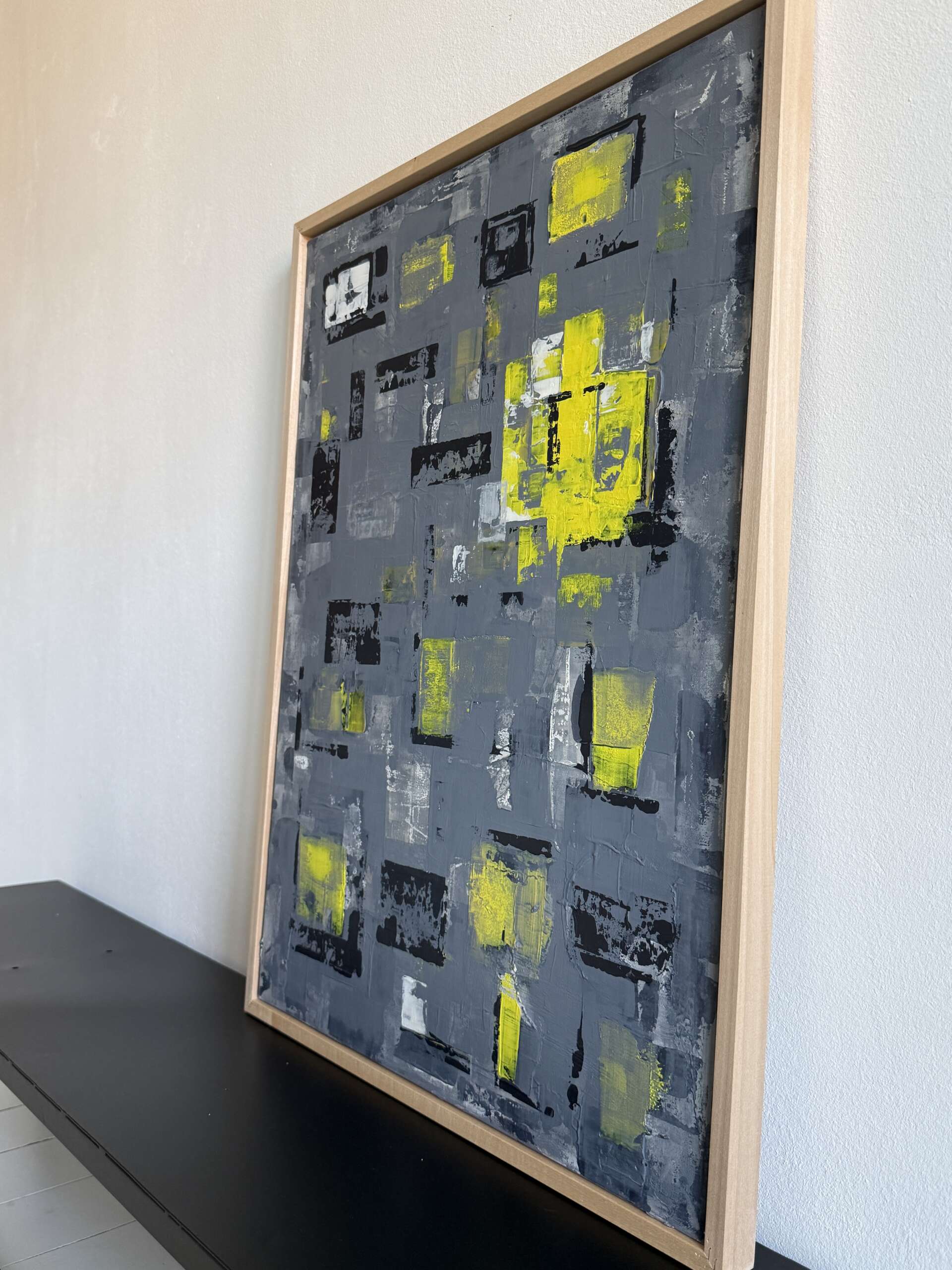 Variation in Grau mit Gelb, Seitenansicht, Kunstwerk von Kristin Gezorreck